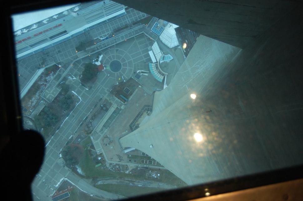 Pohľad z CN Tower z výšky niekoľko stoviek metrov...