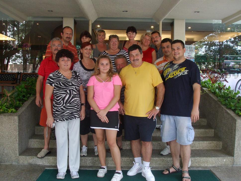 Všetci pred hotelom DeMoc