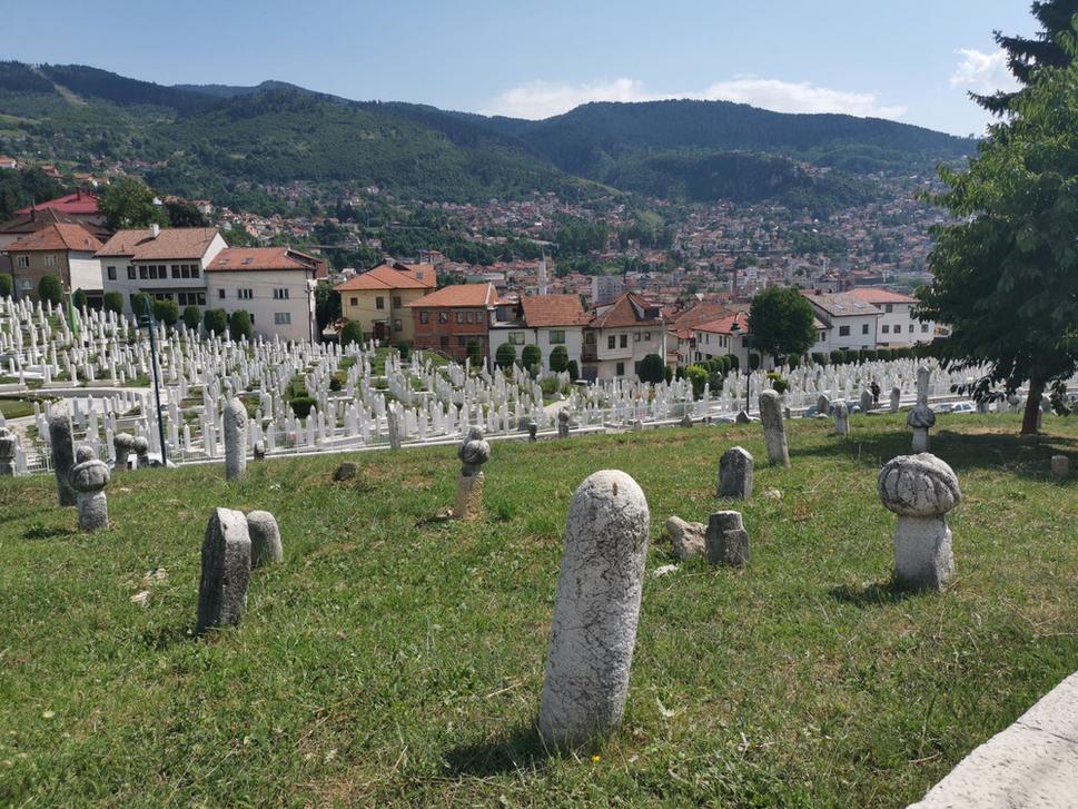 Sarajevo - cintorínov tam majú veľa