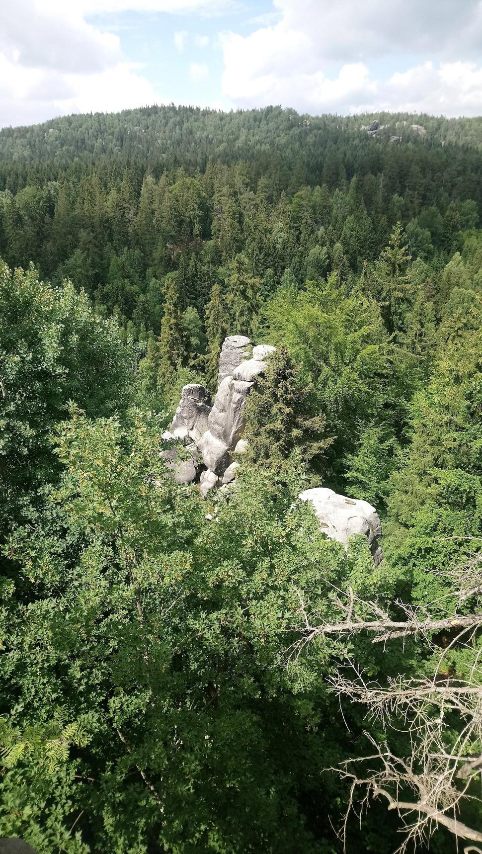 Z najvyššieho bodu hradu sú skaly maličké