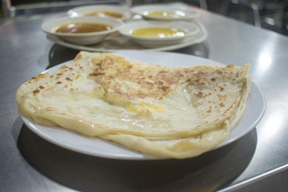 Roti - lokšoidná palacinka :) dá sa jesť aj len tak suchý, plnený s banánom, alebo napr. so syrom