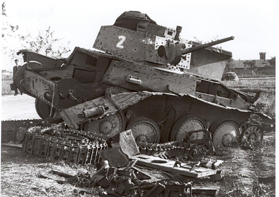 Zničený povstalecký tank.