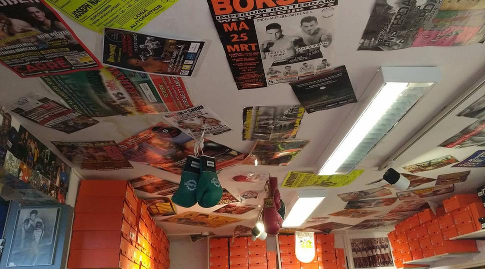 Rukavice, ktoré viseli v PETER.JAN shope zo stropu. Perfektne ozdobený obchod.