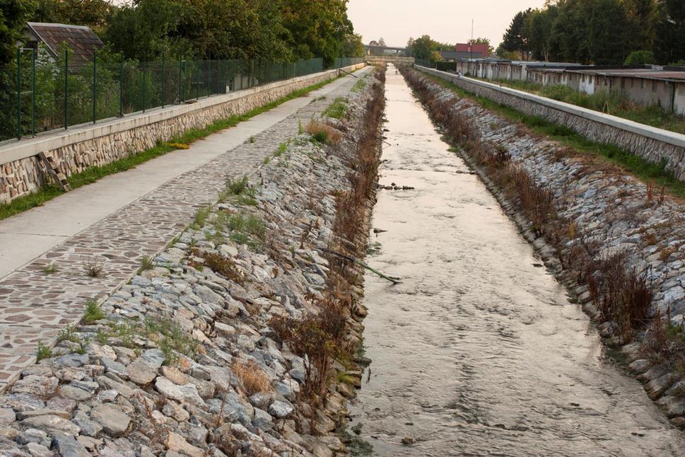Podvečerná romantika na sihoti v Ilave. Protipovodňové opatrenia Podhradského potoka.