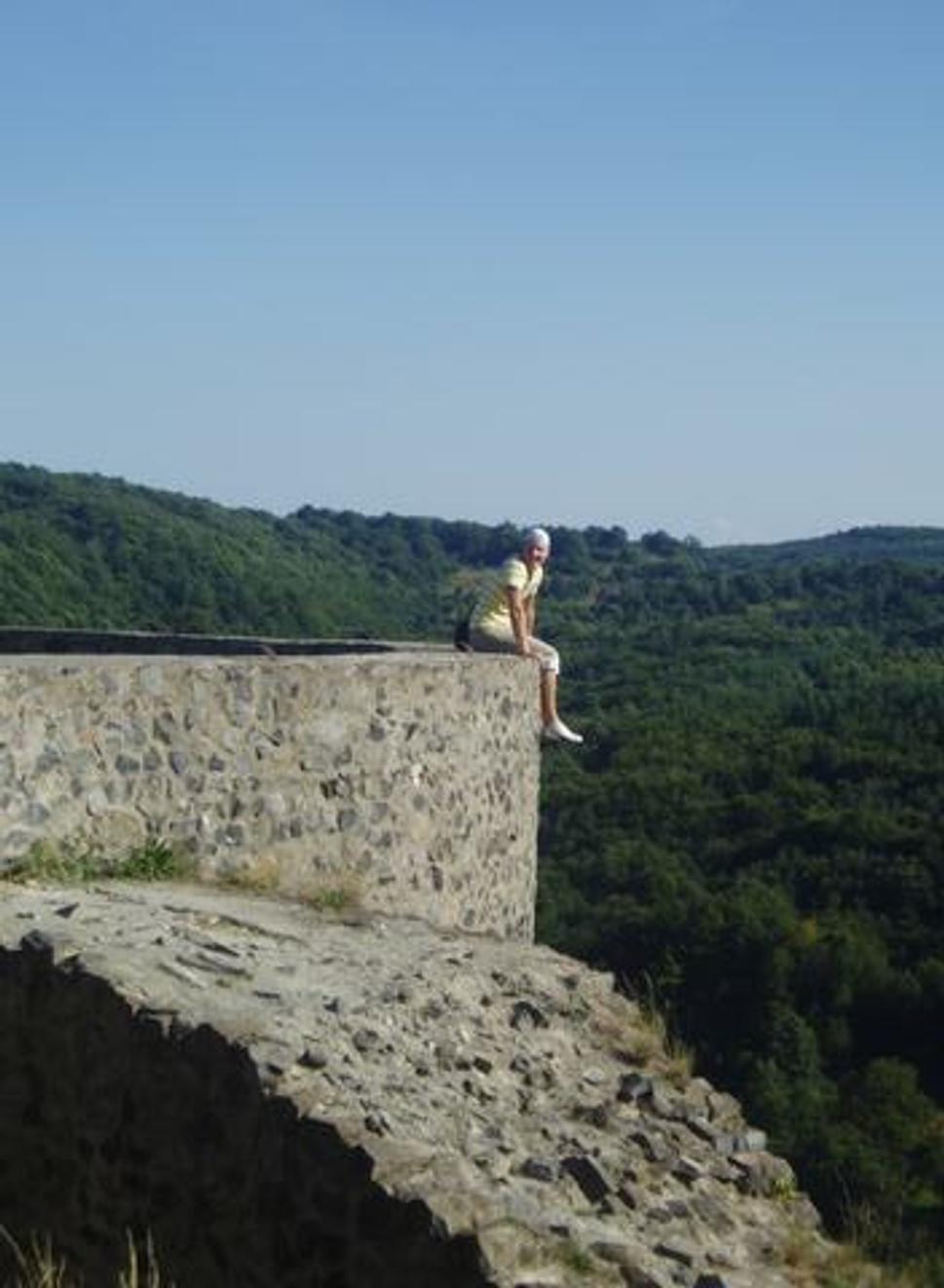 Sedím si na múriku a je mi dobre
