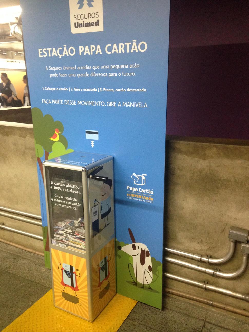 Vo vybraných staniciach metra v Sao Paule možno recyklovať a skartovať staré platobné karty