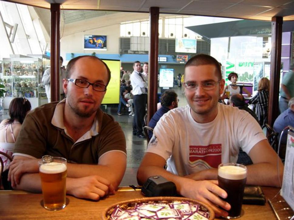 Irish pub na letisku v Kyjeve - vľavo Ondrej, vpravo ja.