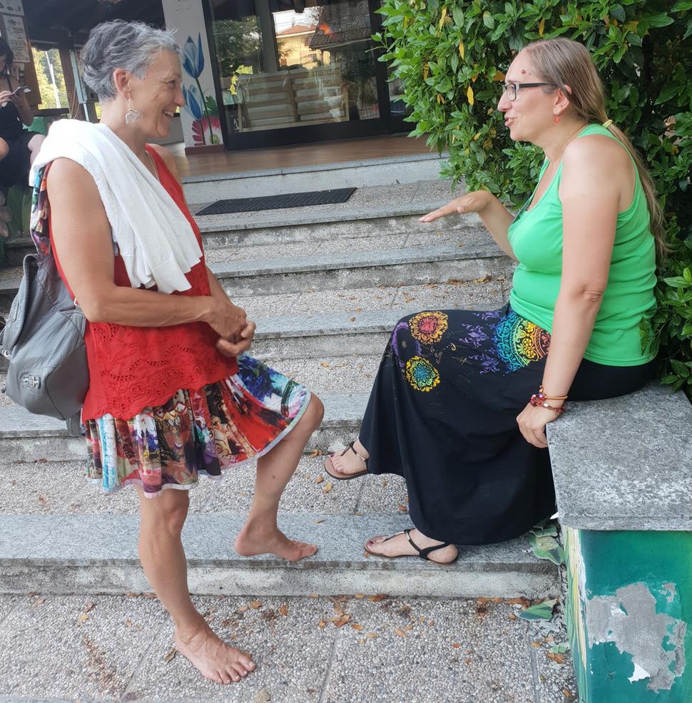 Janka Kasanická (vpravo) v rozhovore s Argonautou o svojej maľovanej sukni a maľbách na textil.