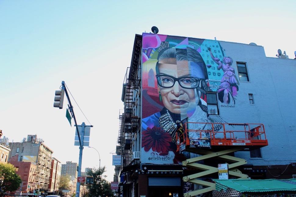Štvrť Lower East Side je miestom niekdajšej robotníckej triedy a immigrantov. Džentrifikácia sa tu začala už v minulom storočí. Na fotke graffiti nedávno zosnulej Ruth Bader Ginsburg