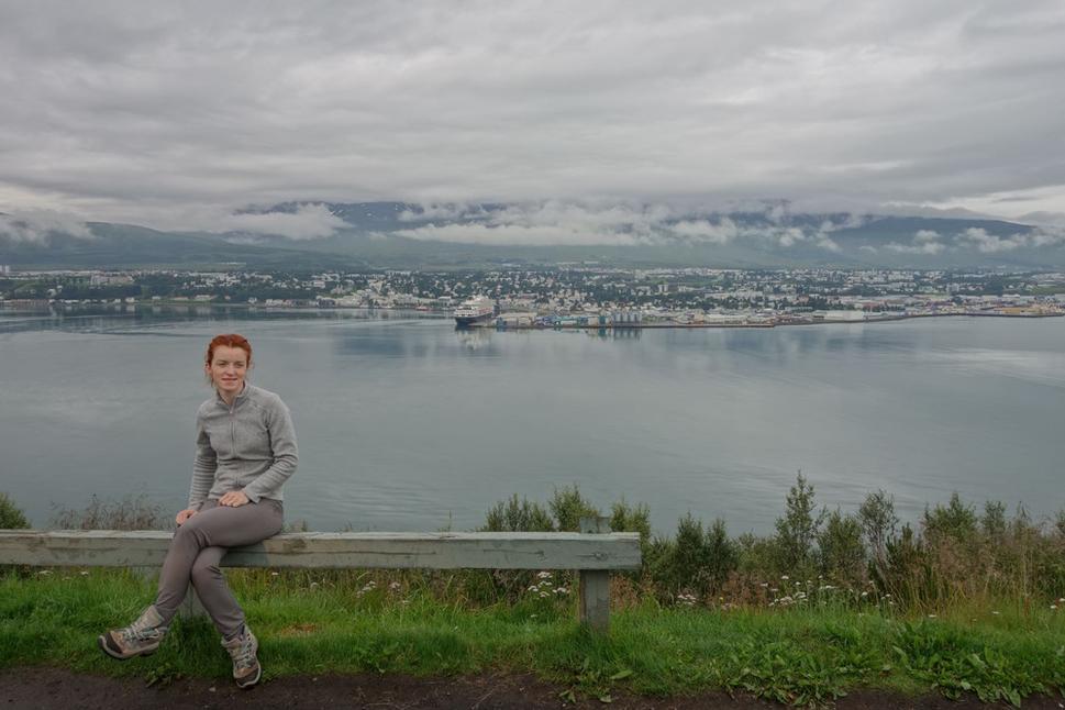 V pozadí prístav v Akureyri a časť mesta