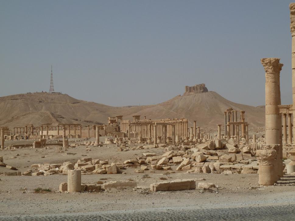 Palmyra , ruiny antického mesta, v pozadí slamský hrad z 13. storočia