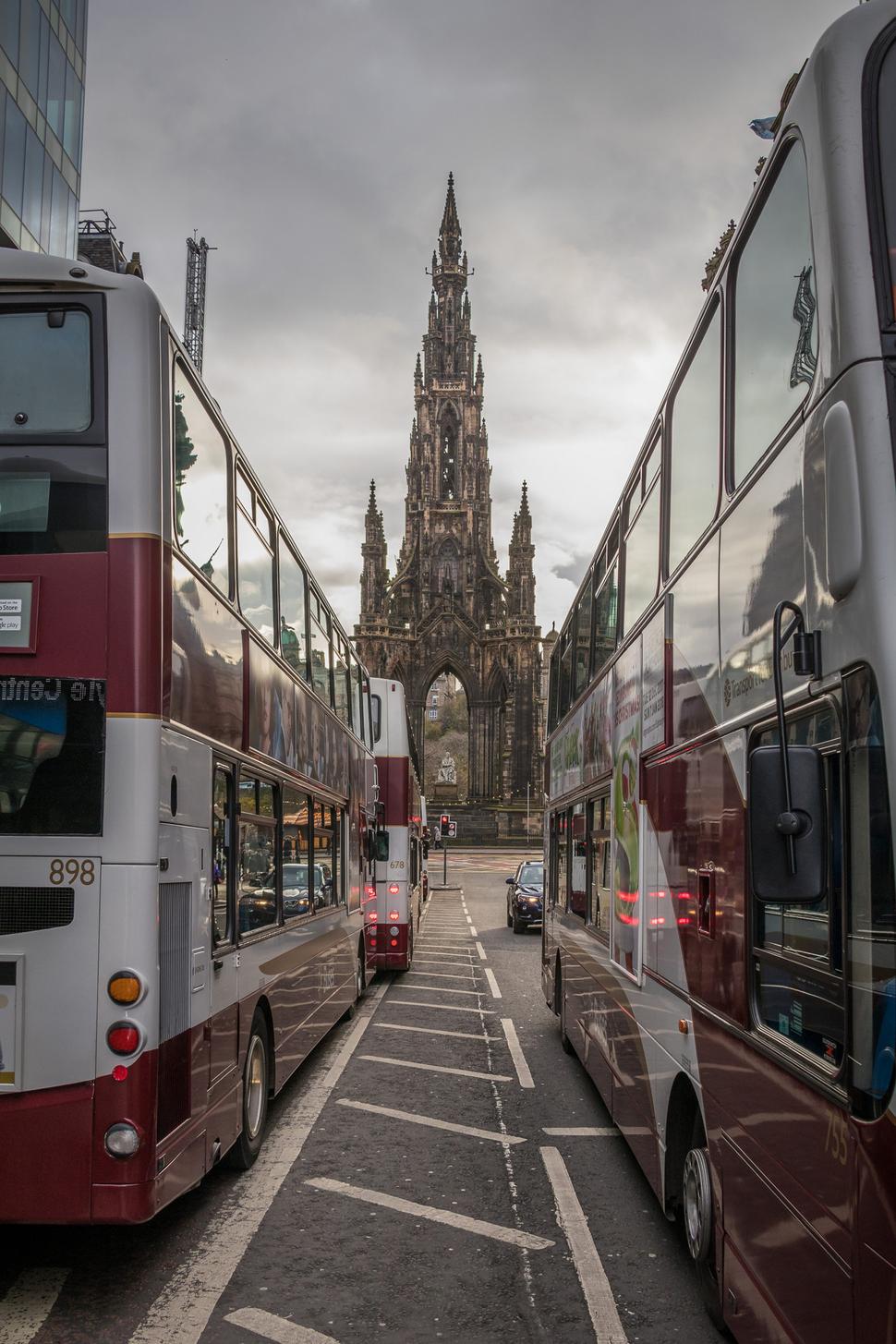V pozadí Scott Monument