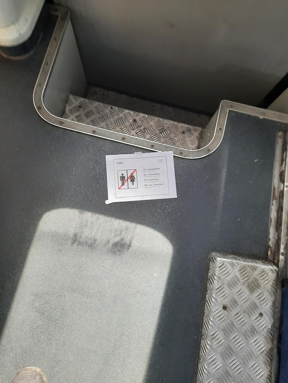 Oznam o pokazenom WC .