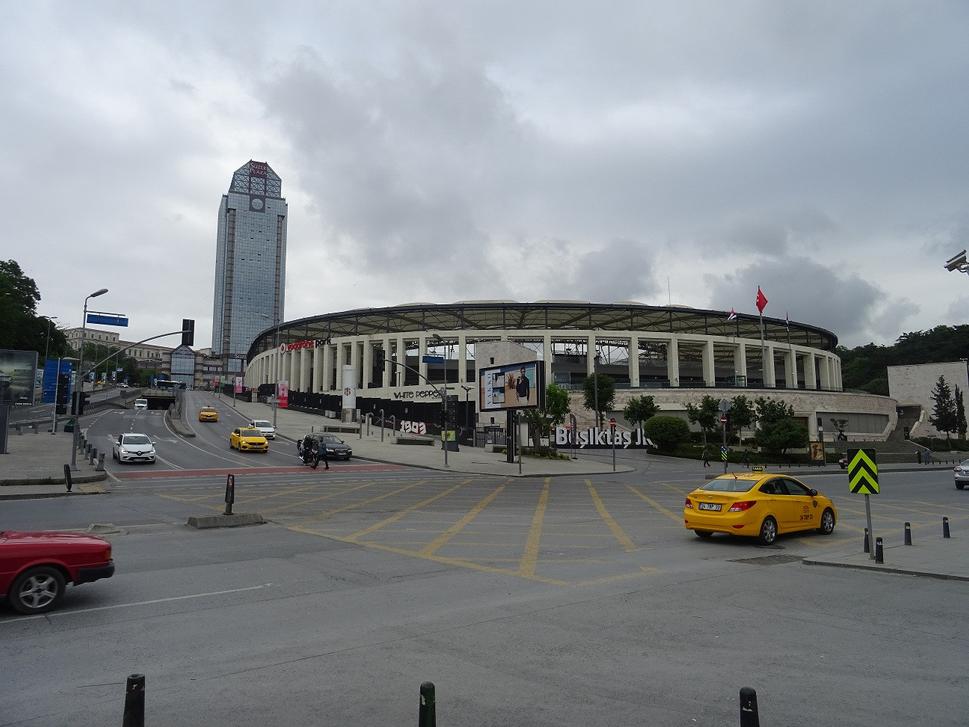 Cez cestu oproti Dolmabahçe sa nachádza futbalový štadión Beşiktaşu, jedného z troch tradičných istanbulských veľkoklubov.