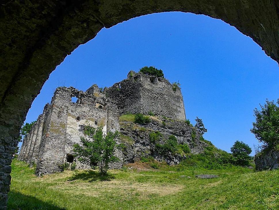 Hrad Čabraď od vstupnej brány. Tieto impozantné ruiny by mal navštíviť každý milovník histórie, veď práve na tejto pohraničnej pevnosti si Turci vždy vylámali zuby.