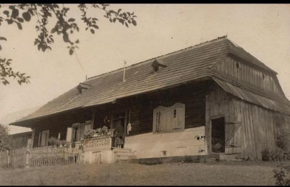 Starý rodinný dom Slovíkovcov na kopci.