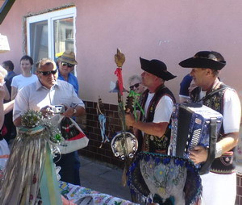 Tradiční slovenskí muzikanti s ozembuchom a harmonikou