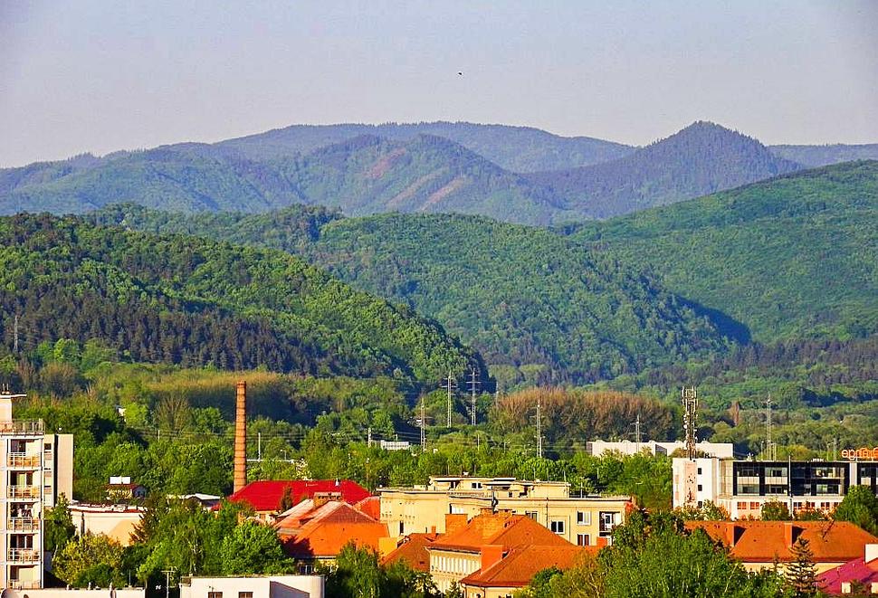 Pohľad na Vysokú skalu (Hohenstein) nad Ľubietovou z Hodinovej veže dokumentuje, ako sa strážnici na týchto vartovkách mohli ohňom a dymom dorozumievať.
