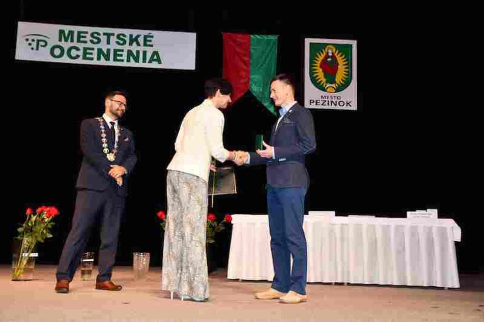Za Rýchlejšie.sk preberal cenu primátora a pamätnú plaketu Samuel Zubo.
