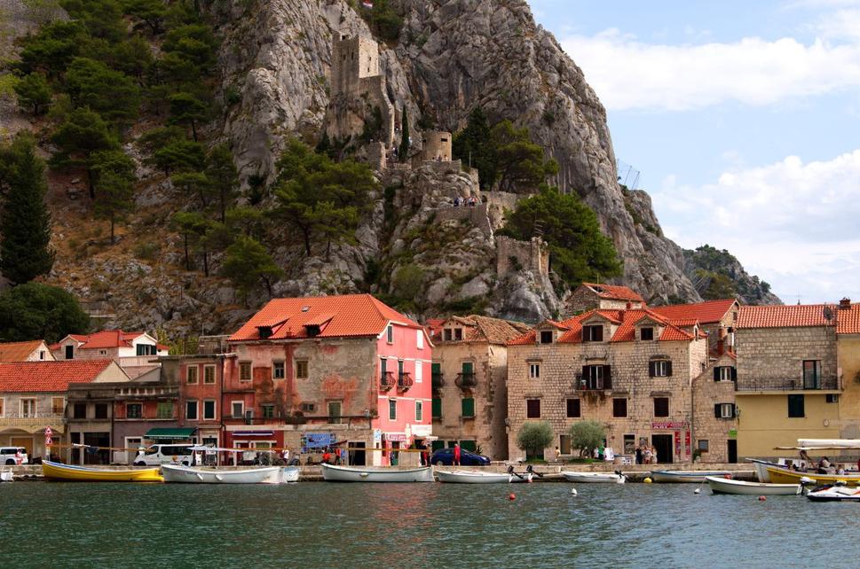 Pohľad na Omiš pri rieke Cetina