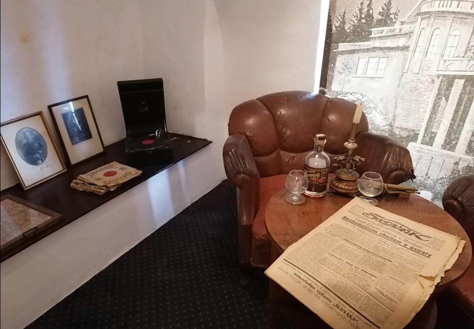 dobová pracovňa s novinami Slovák