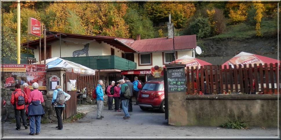 Bolo to tam ako v úli, turisti skôr narodení, všetci už "v rokoch"