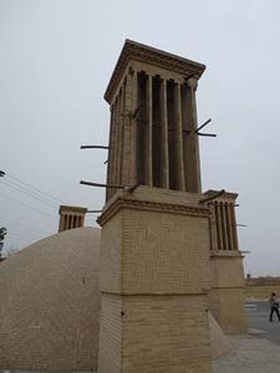 Veterné veže v meste Yazd chladiace podzemnú nádrž vody