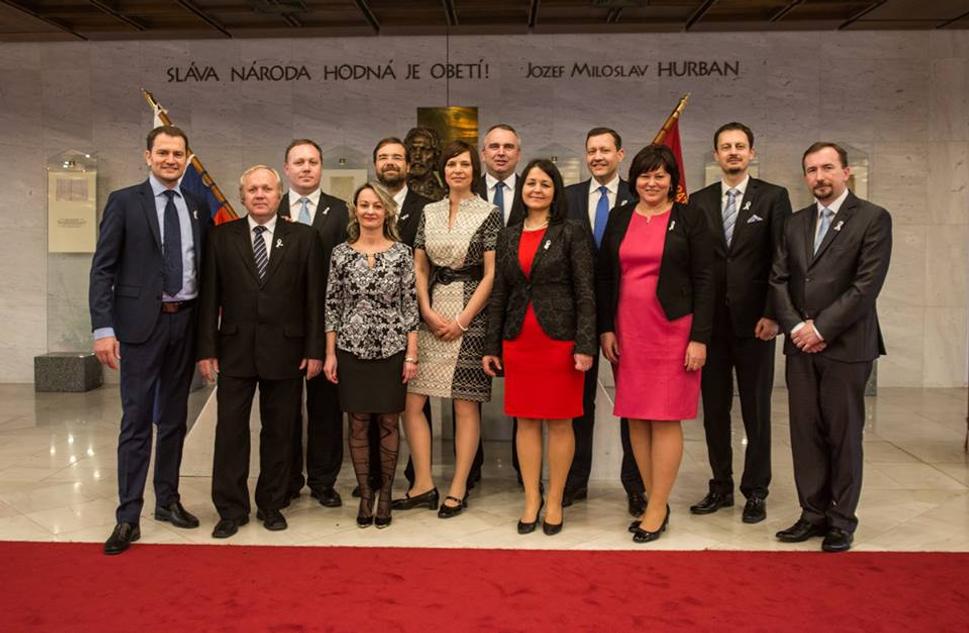 Poslanci Oľano prvý deň v parlamente s pripnutými bielymi stužkami ako symbolom "ochrany života"
