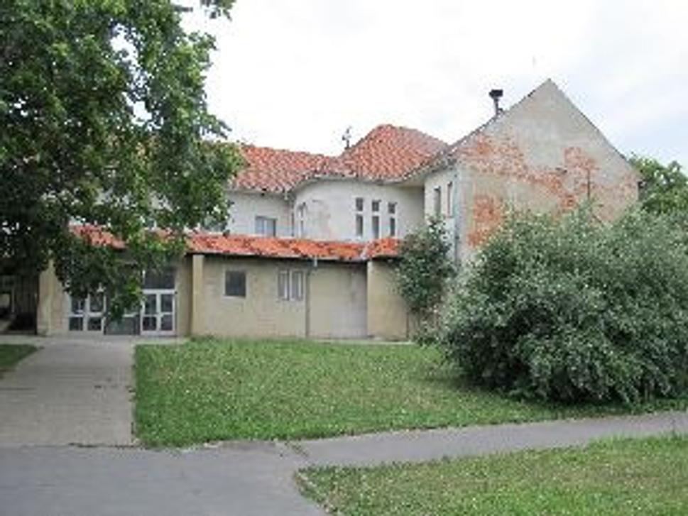 Budova bývalého MNV. Pohľad od polikliniky.
