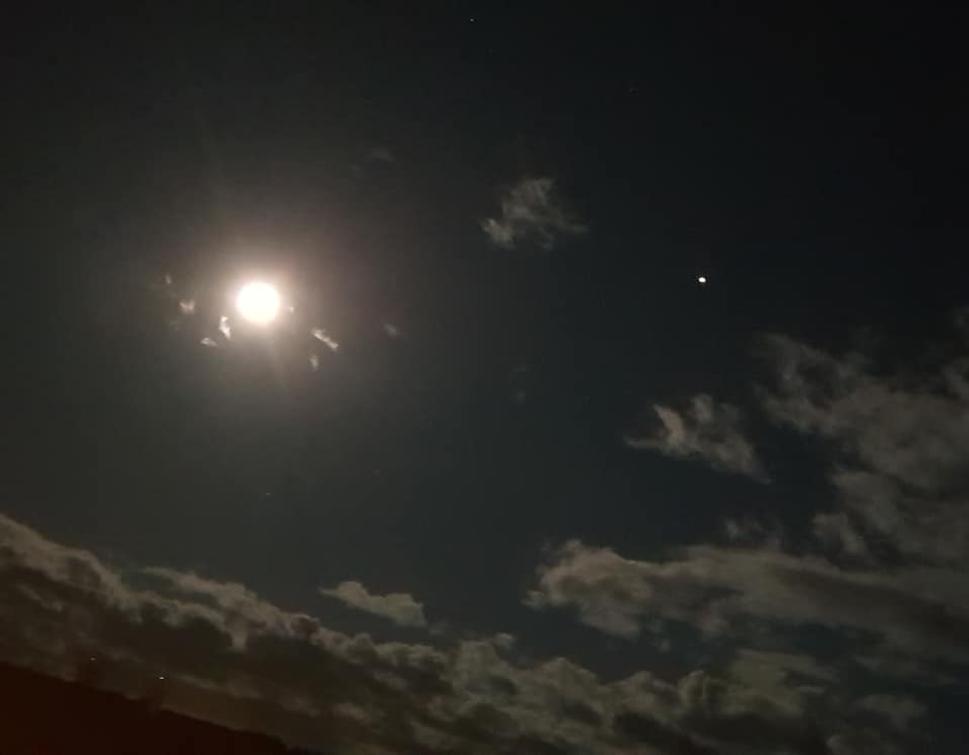 Luna už zo splnu v Baranovi odchádza do októbrového novu.