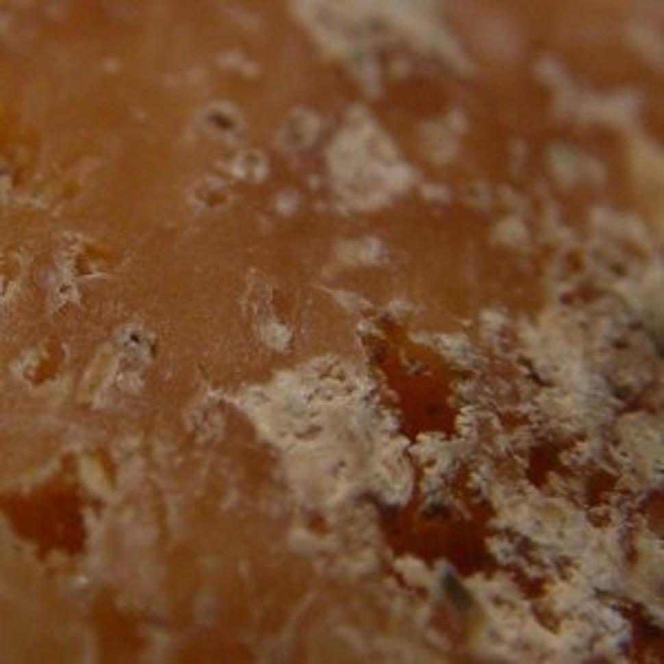 Sfarbenie má na svedomí farbivo z juhoamerických stromov Bixa orellana, chuť zas usilovné rýpanie miliónov roztočov Tyrophagus casei Oudemans. Syr Mimolette, skutočná lahôdka.