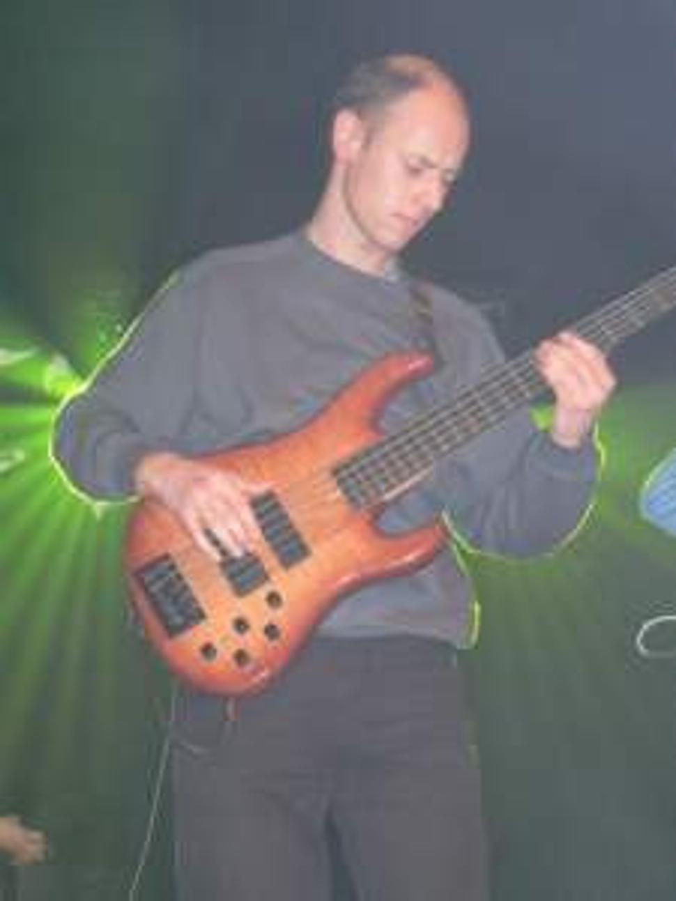 Basgitarista Saleziánov Laco Miko