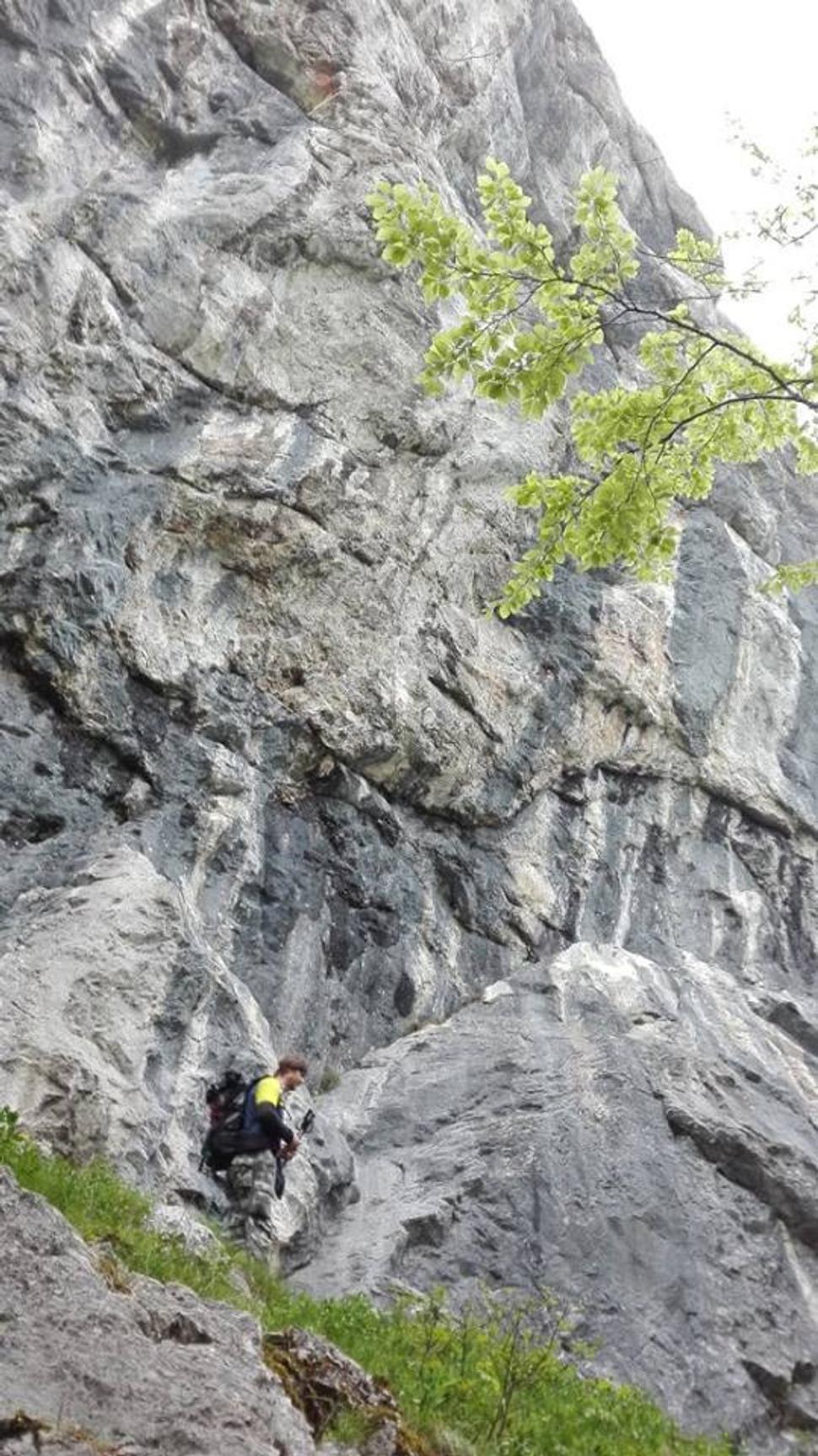 a potom prišla vysoká kolmá neprekonateľná stena a nám neostávalo nič iné len kráčať popod ňou a tým sa vzďalovať od vrcholu Sokolie a približovať sa k Zliechovu
