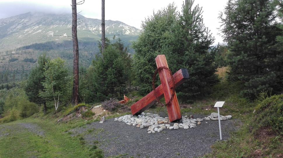 Kalvária vedie pohodlným terénom s miernym prevýšením.