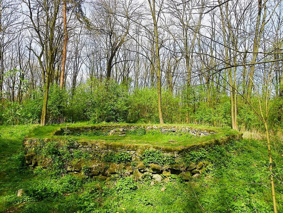 Základy strážnej veže - vartovky. Archeologický výskum potvrdil, že na Šamilovskom kopci v časti Bašta skutočne stála 6-hranná kamenná veža s hrúbkou nadzemných stien 90 cm, obohnaná vo vzdialenosti 15 m vodnou, 2,8 metra hlbokou priekopou.