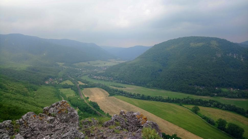 Pohľad z Jánošíkovej bašty do doliny -smer Veľká Lodina