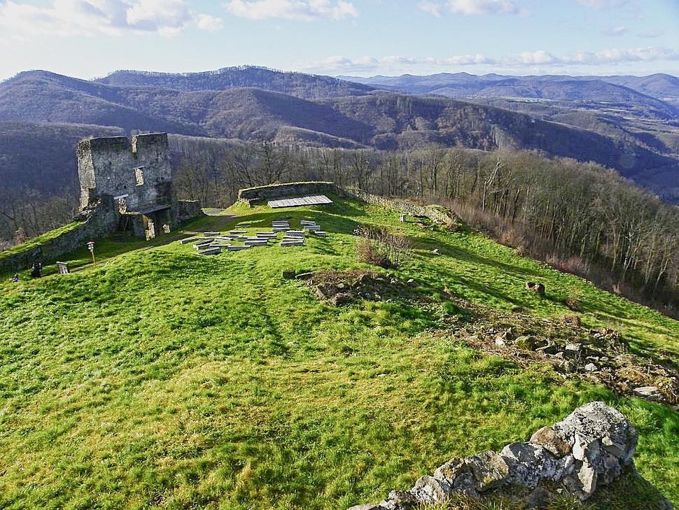 Vstupná brána Pustého hradu. Vľavo od vstupnej brány vidíme Vartu nad Dolnými Brezinami, kde bola umiestnená susedná vartovka. .