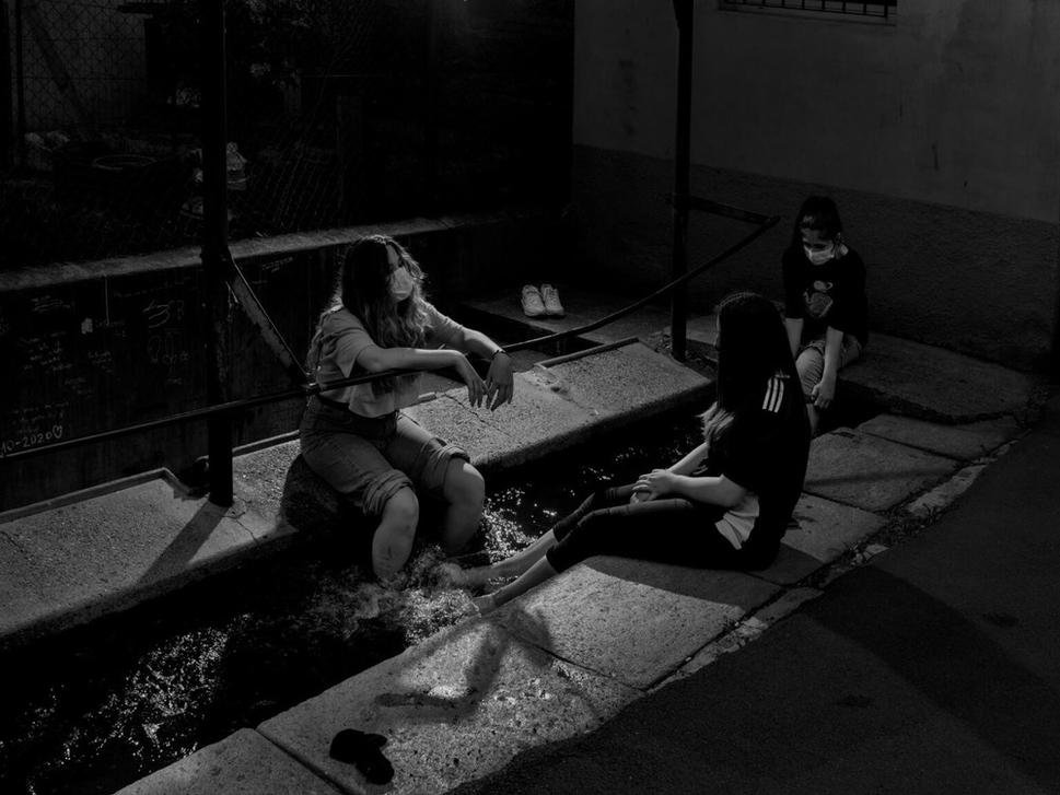 Anna, Clarissa a Chiara sa socializujú v centre mesta