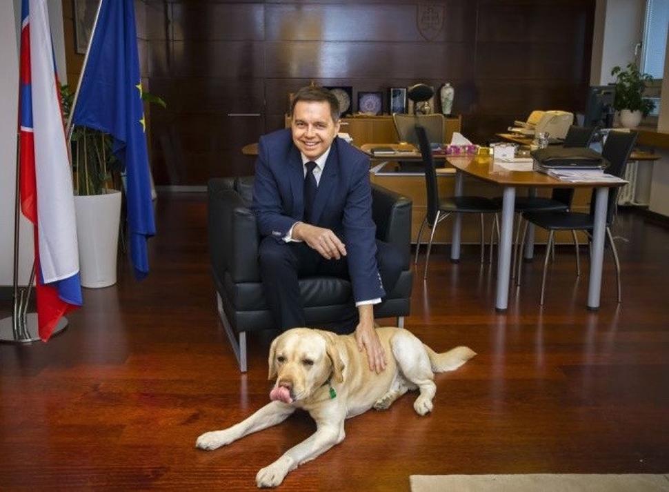 • Rafael Kažimír (dolu) vo svojej ministerskej kancelárii. •