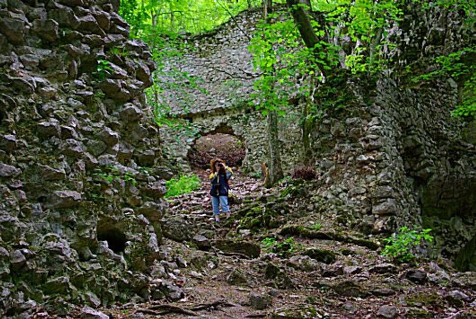 Mohutné opevnenie pod svahom chránilo lanový výťah na hrad