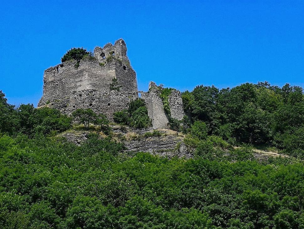 V druhej polovici 16. storočia bol hrad Čabraď dôležitou protitureckou pevnosťou, nachádzal sa v línii dotyku bojujúcich armád a Turci sa ho niekoľkokrát márne snažili dobyť. Obytná veža hradu bola prebudovaná na delovú vežu a slúžila ako vartovka.