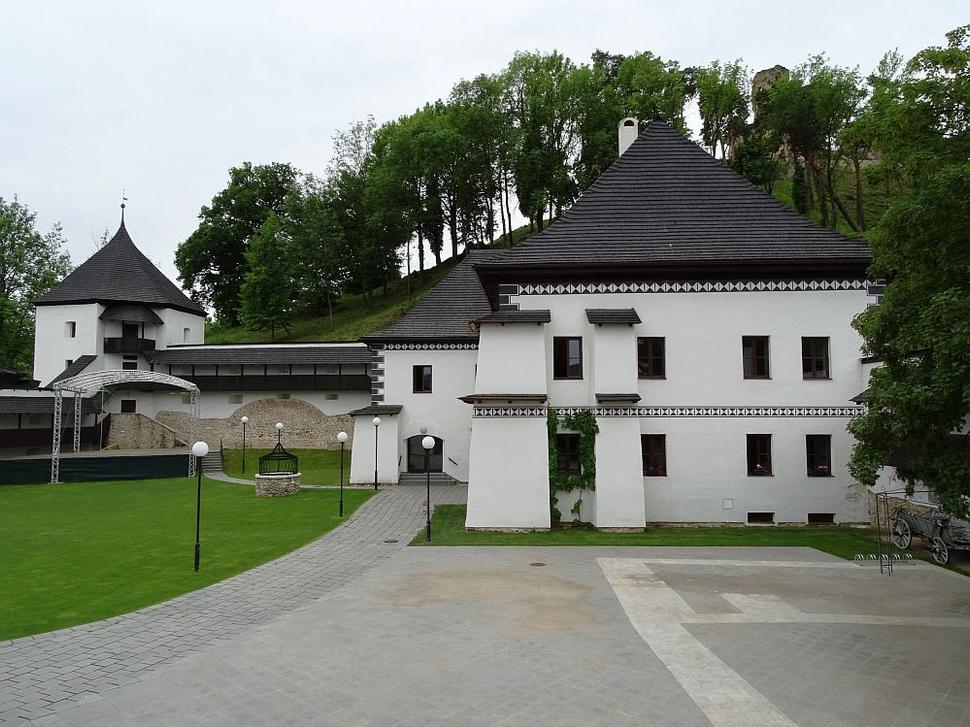 Zichyho kaštieľ a nad ním ruina hradu.