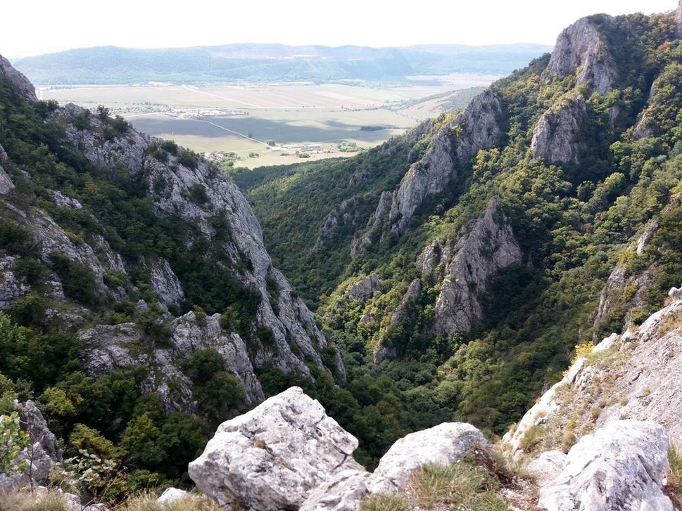 Výhľad na tiesňavu z hrebeňa.