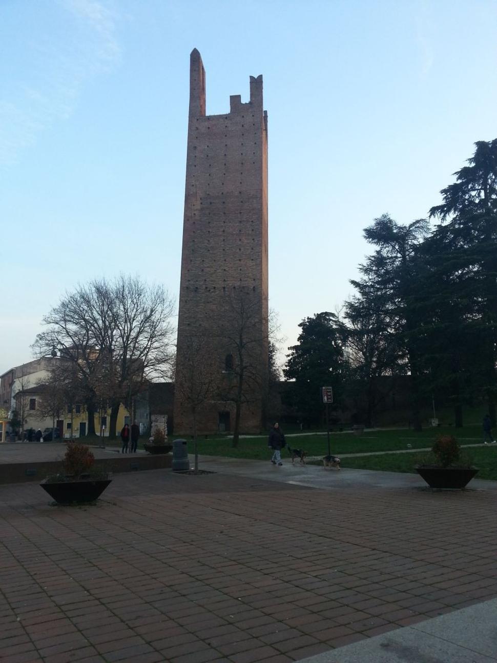 Vyššia z "Dve veže Roviga"