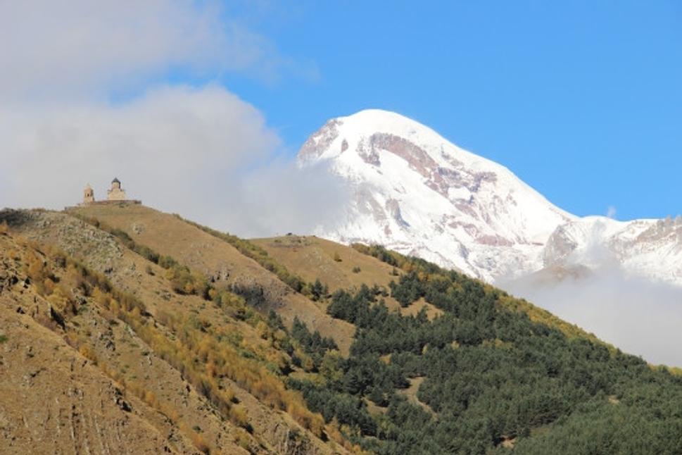 Z mestečka Kazbegi vidno kláštor Tsminda Sameba pod horou Kazbeg