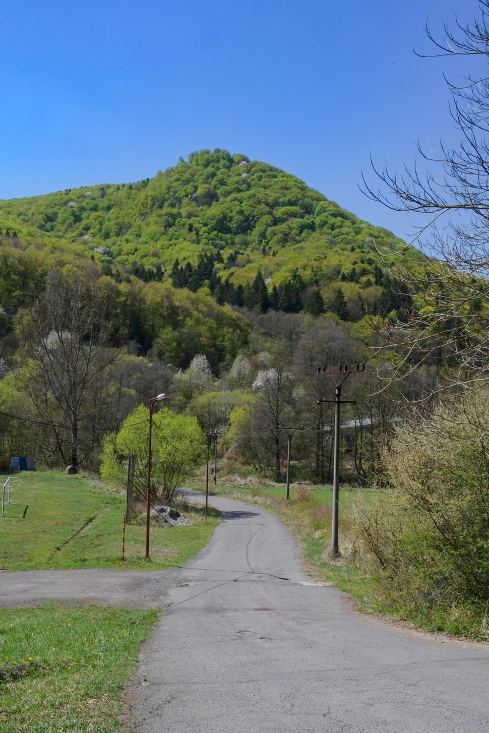 Cesta z Hliníka nad Hronom do Sklených Teplíc vedie popod hradný vrch, stojí na ňom hrad Teplica.