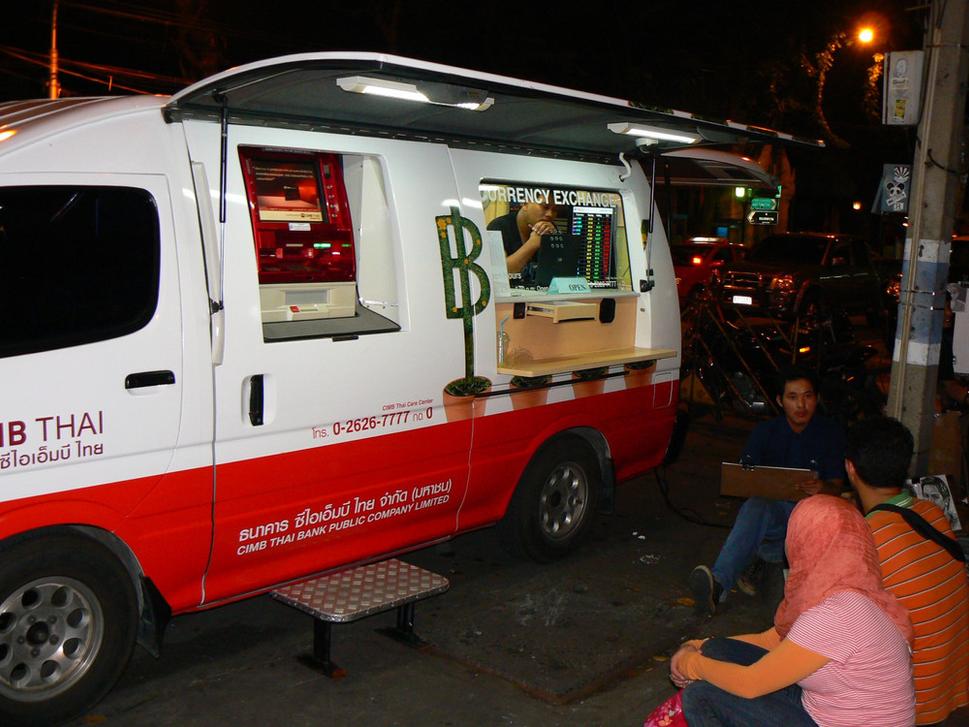 A tu som našiel medzi mojimi fotkami , pojazdná zmenáreň aj s bankomatom funguje v Bangkoku na okraji Khao san road od 17 do 24,00