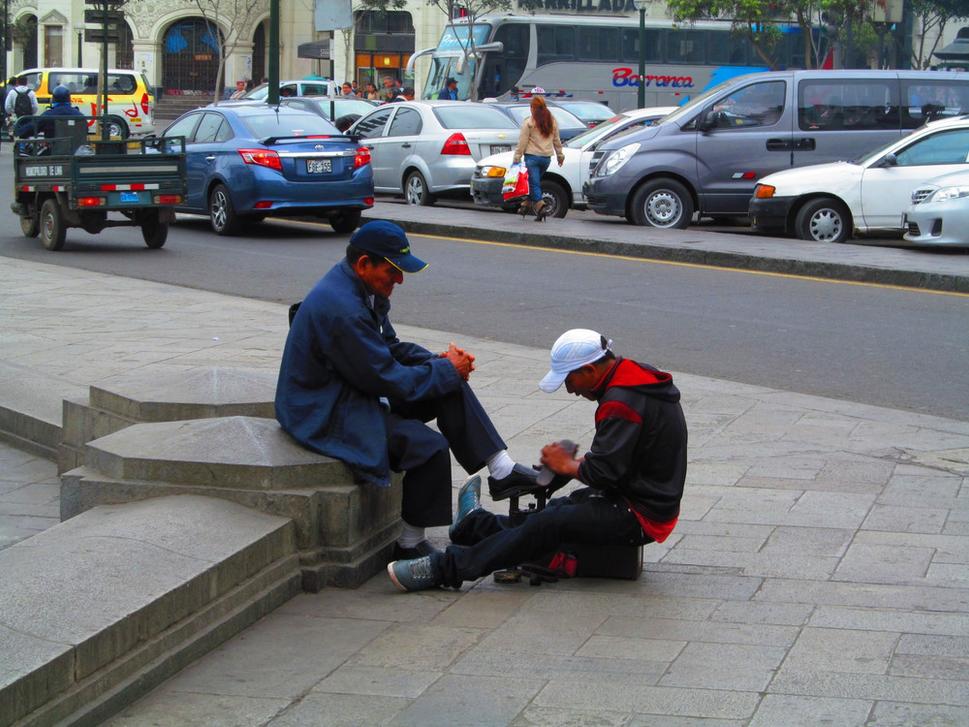 Čistiť topánok v akcii (táto fotografia je z Limy).