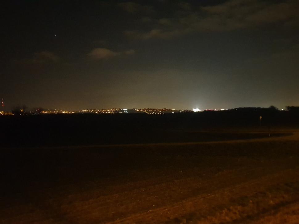Kým kráčam z poslednej rakúskej obce k hranici, na obzore sa mihajú svetlá Bratislavy.