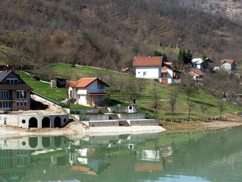Neretva pred mestom Konjič. Časť vodnej kaskády na Neretve